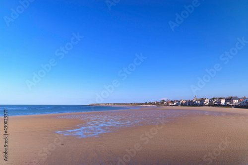 La plage de la ville de Grand Camp Maisy en France  en Normandie  dans le Calvados  au bord de la Manche sous le Soleil.