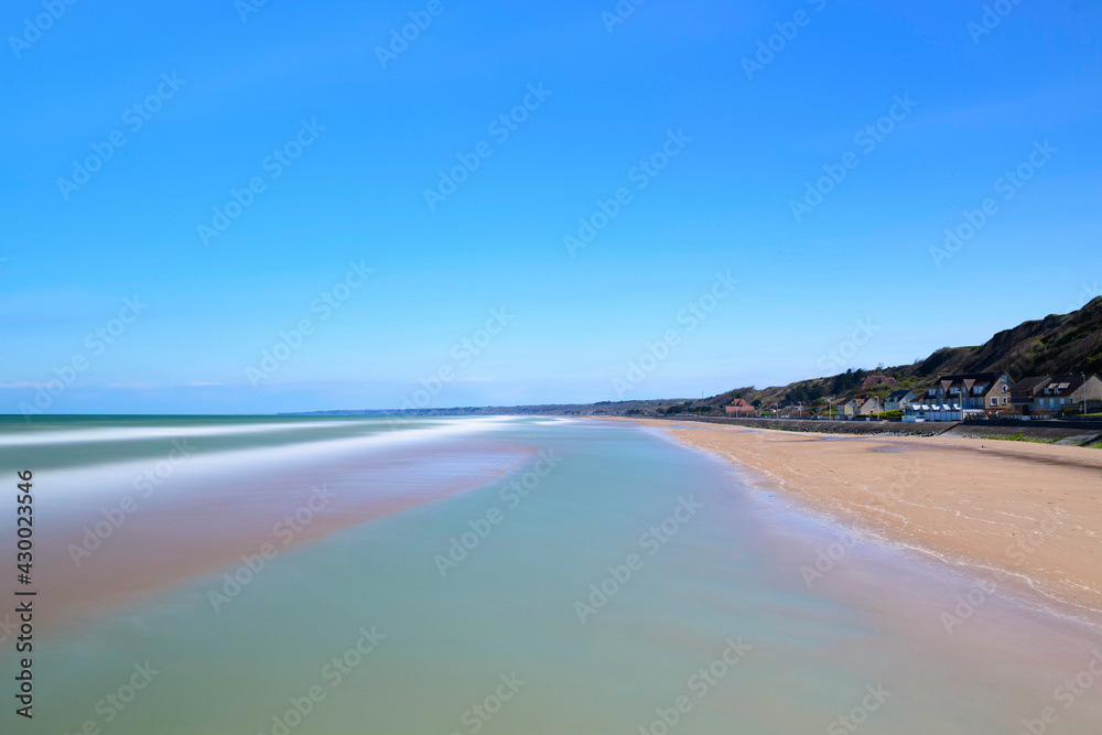 La plage au pied des falaises de Omaha beach en France, en Normandie, dans le Calvados, au bord de la Manche.