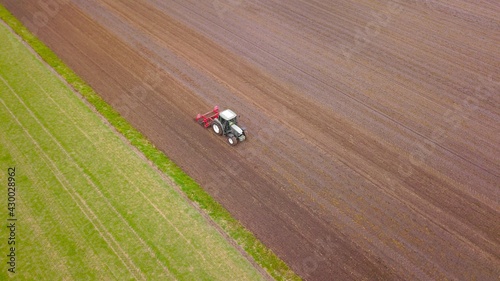 Traktor mit Gruber bewirtschaftet ein Acker, Landwirtschaft aus der Vogelperspektive  © keBu.Medien
