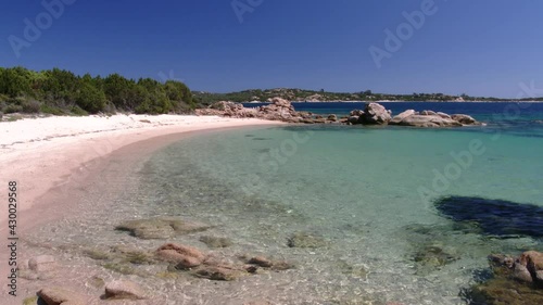 Liscia Ruja è certamente una delle spiagge più grandi della affacciata su un piccolo golfo chiuso in lontananza dalle spiagge di Capriccioli.