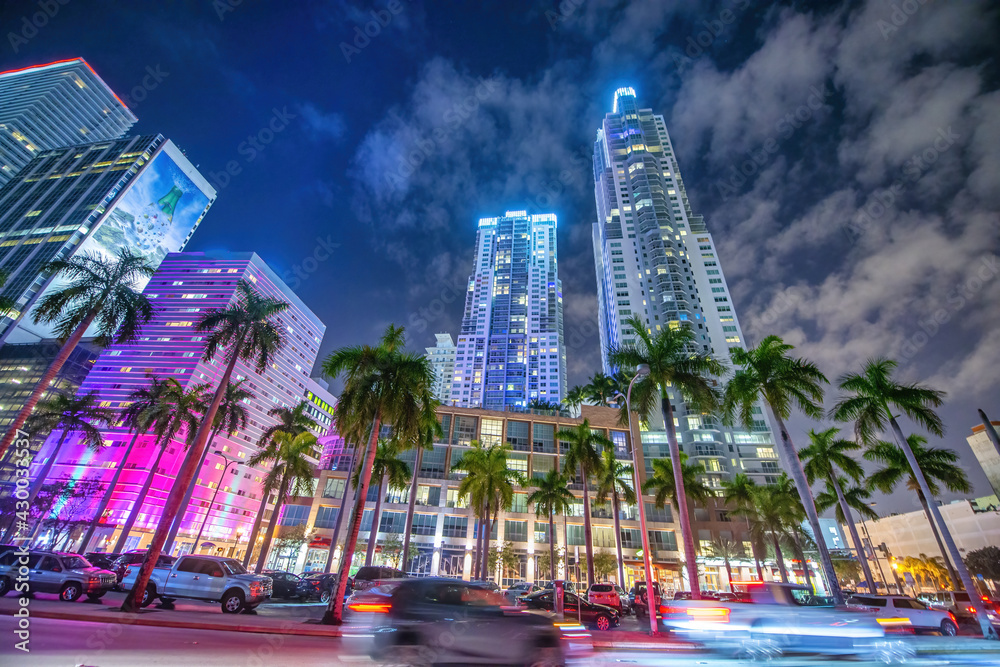 Naklejka premium Downtown Miami skyscrapers at night from Bayfront Park, Florida