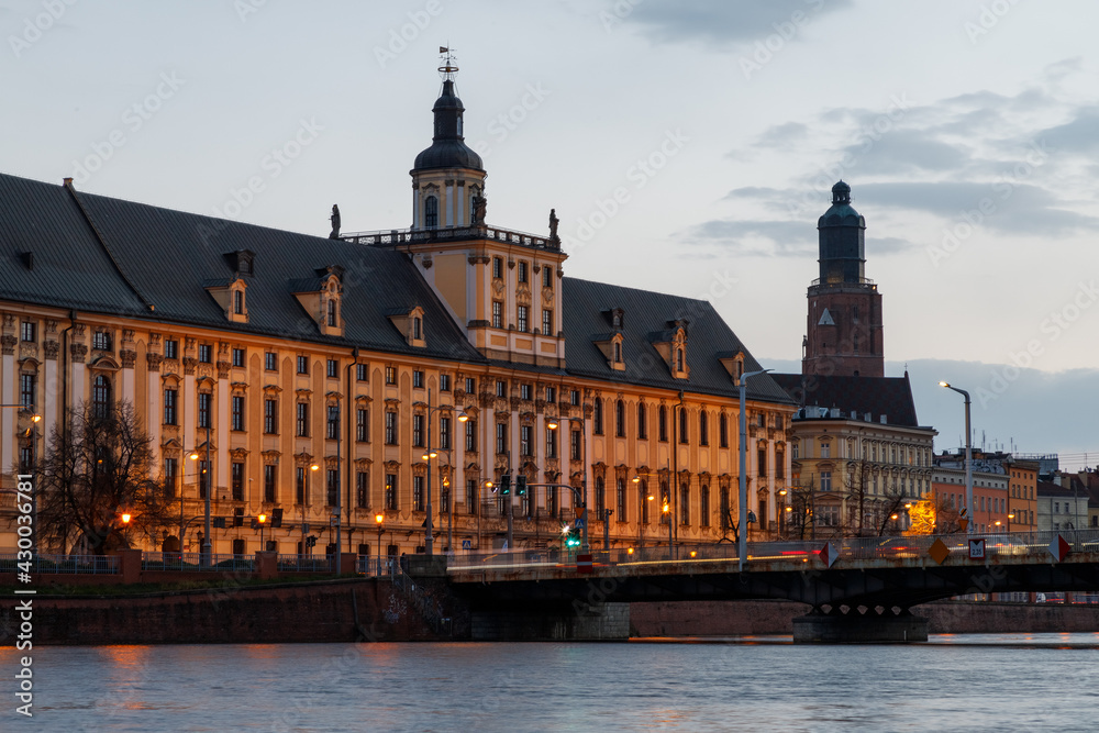 Fototapeta premium sunset over the oder river and view of the old town of wroclaw in poland