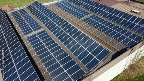 energia solare pannelli solari tetto edifico azienda produzione energia rinnovabile  photo
