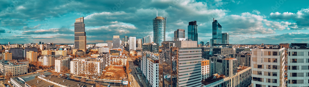 Obraz premium Piękny panoramiczny widok z drona na centrum Warszawy z wieżowcami, Polska, UE