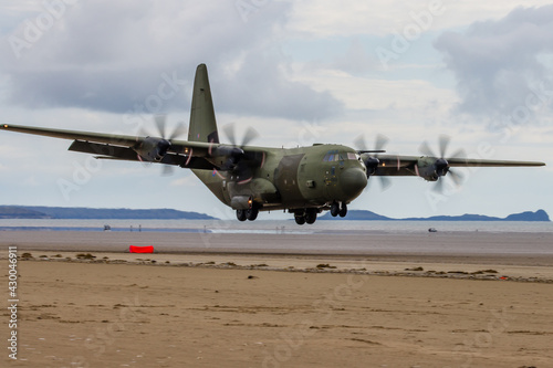 Obraz na plátně A Royal Air Force Lockheed C-130J 'Super Hercules' performing tactical landings and takeoffs from the public beach at Cefn Sidan Sands in West Wales