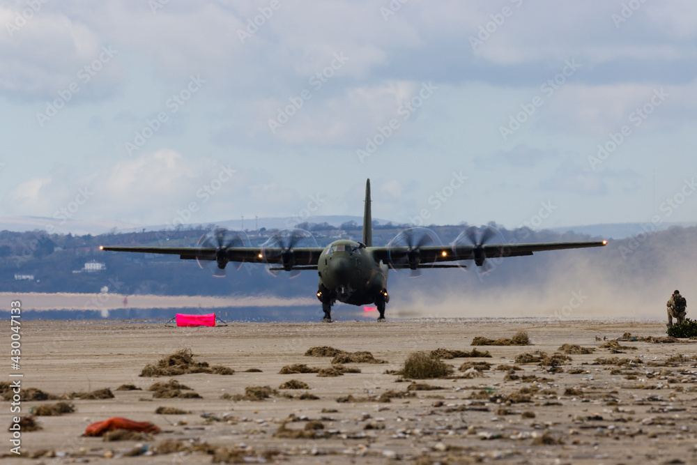Φωτογραφία A C-130J 'Super Hercules' performing tactical landings and takeoffs from the public beach at Cefn Sidan Sands in West Wales