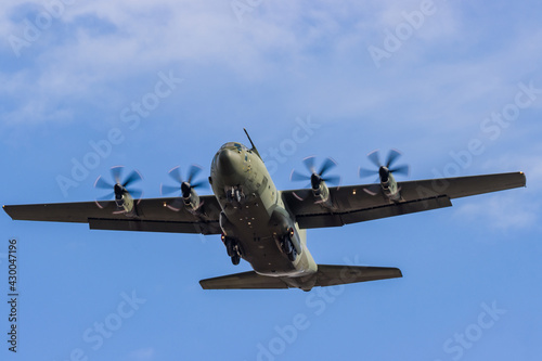 Vászonkép A Royal Air Force Lockheed C-130J 'Super Hercules' performing tactical landings and takeoffs from the public beach at Cefn Sidan Sands in West Wales