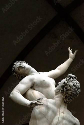 El rapto de las sabinas. Esculturas de marmol en las plazas italianas photo