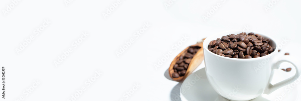 コーヒー豆(マイルドブレンド)とコーヒーカップ コーヒー豆(マイルドブレンド)とコーヒーカップ