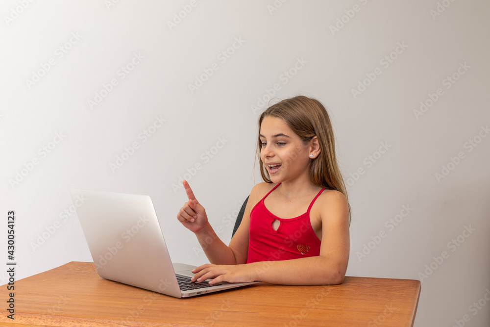 Criança estudando virtualmente com inteiração Criança estudando virtualmente com inteiração