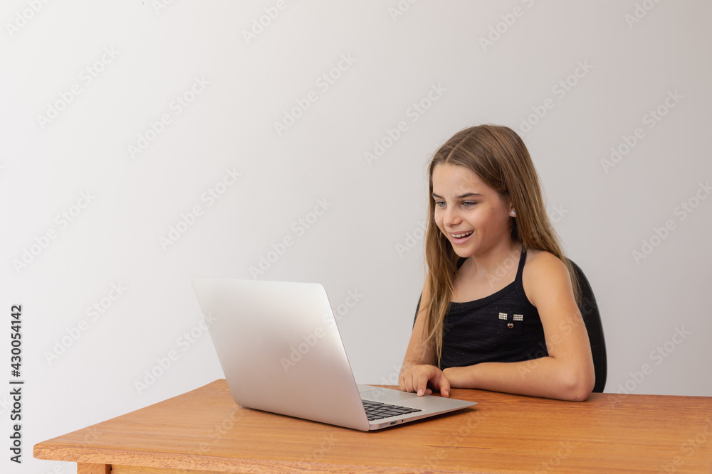 Criança estudando virtualmente com inteiração Criança estudando virtualmente com inteiração