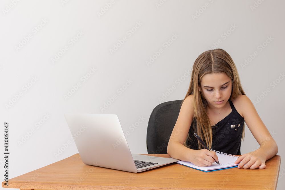 Criança estudando virtualmente com inteiração Criança estudando virtualmente com inteiração