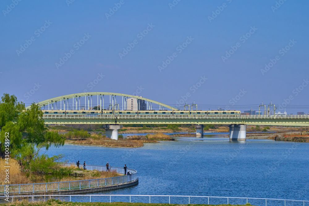 Obraz premium 川崎市多摩区宿河原の多摩川から小田急多摩川橋梁方面を見る