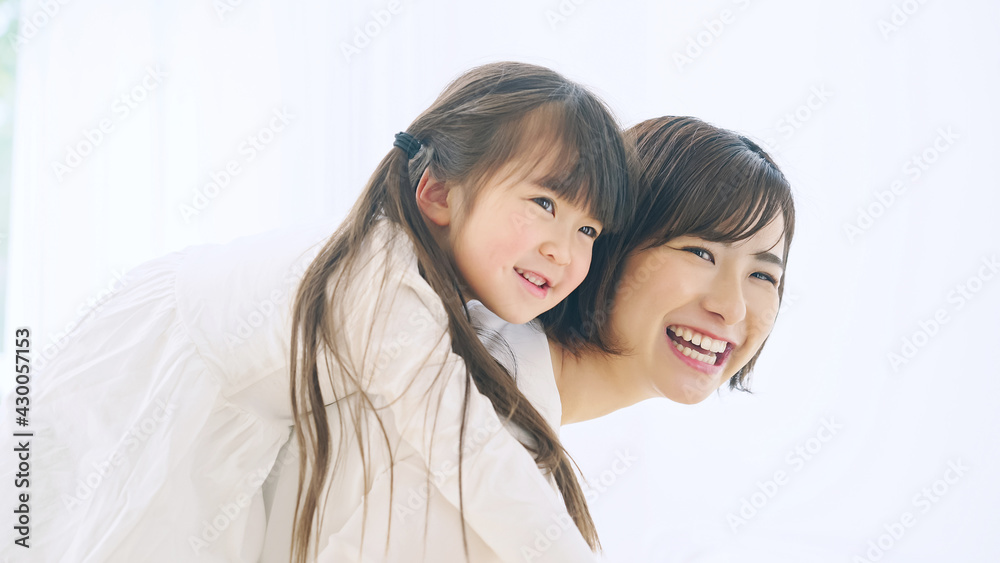 女の子をおんぶする女性 子育て 保育イメージ Stock Photo Adobe Stock