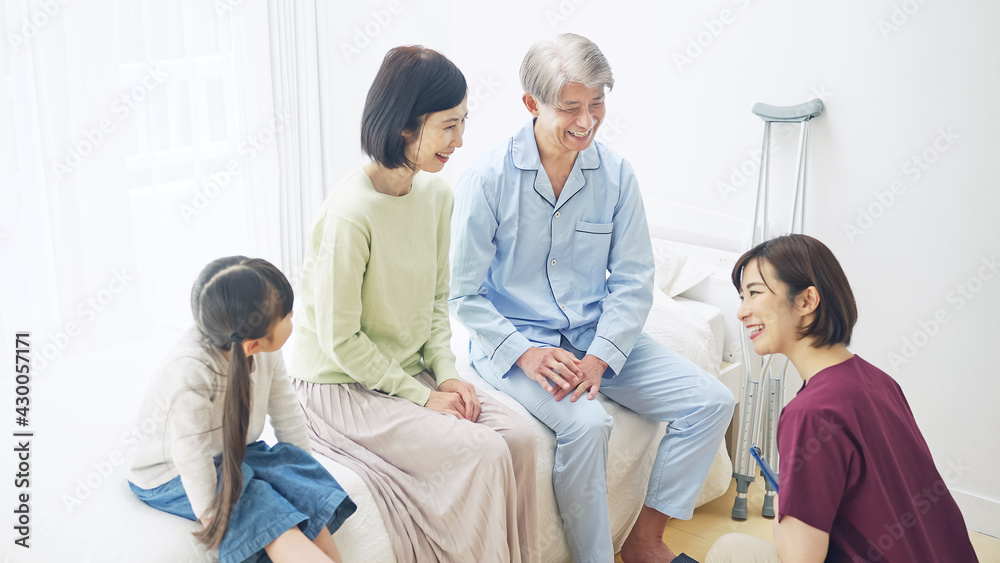 Obraz premium 看護師の説明を聞く患者と家族