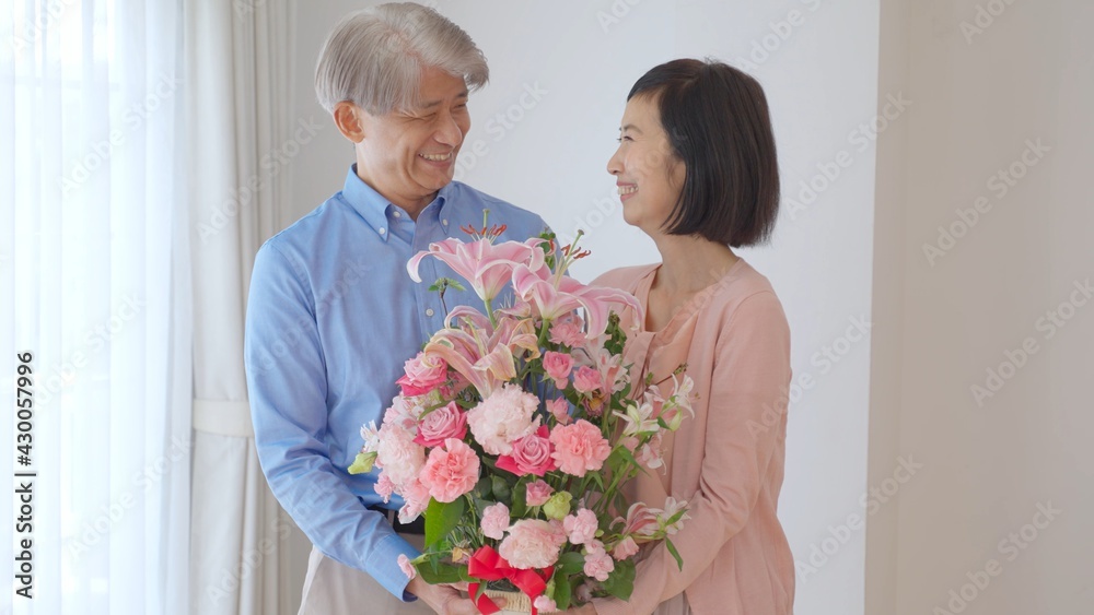 花束をプレゼントする夫婦 花束をプレゼントする夫婦