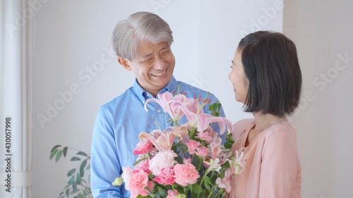 花束をプレゼントする夫婦
