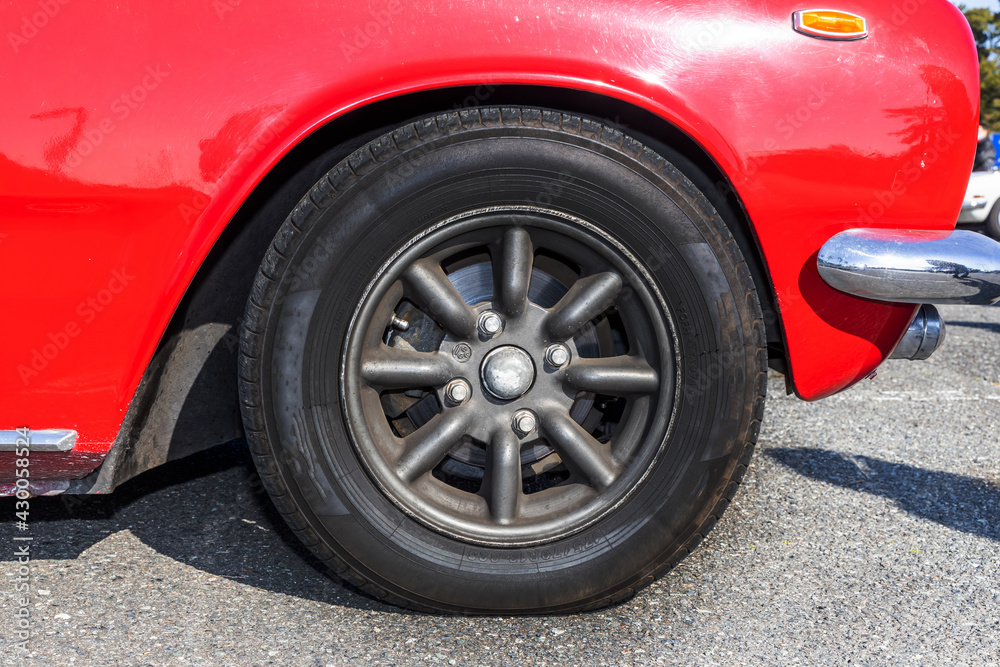 車のタイヤ　ホイール　old  Wheel of the car