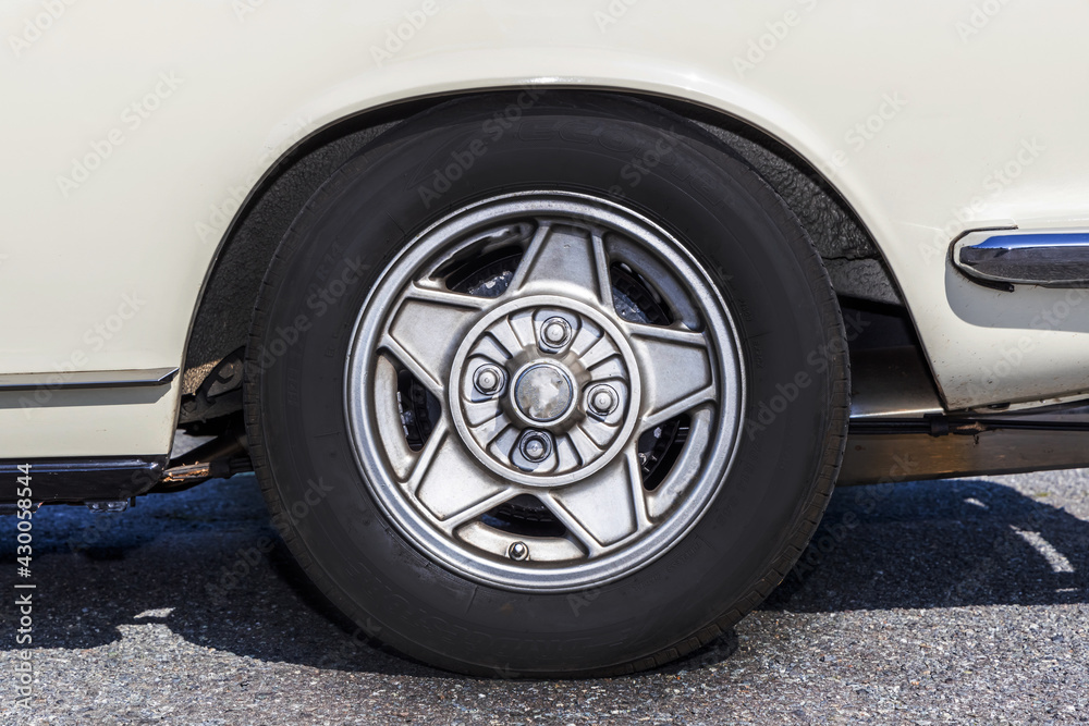 車のタイヤ　ホイール　old  Wheel of the car