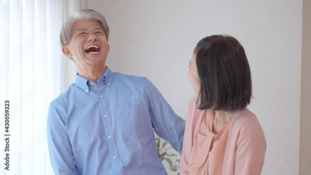 リビングでリラックスするミドル夫婦 リビングでリラックスするミドル夫婦