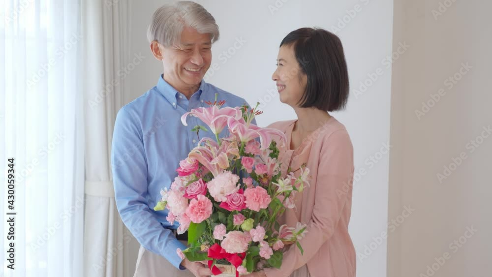 花束をプレゼントするミドル夫婦 花束をプレゼントするミドル夫婦