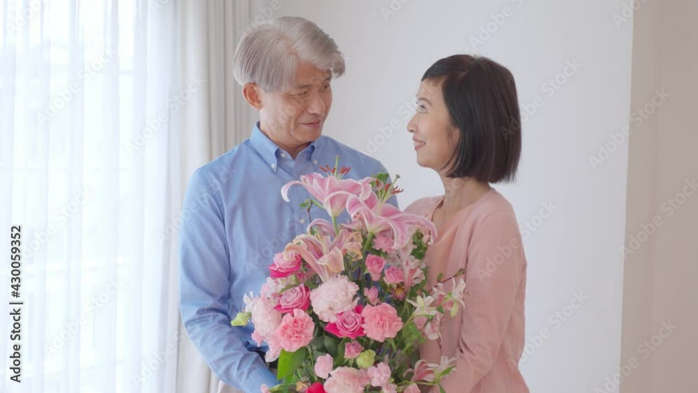 花束をプレゼントするミドル夫婦 花束をプレゼントするミドル夫婦