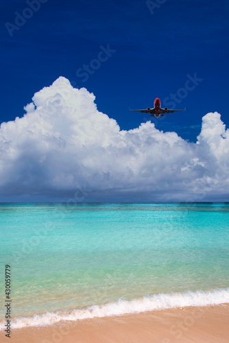沖縄の美しいサンゴ礁の海と雲 © san724