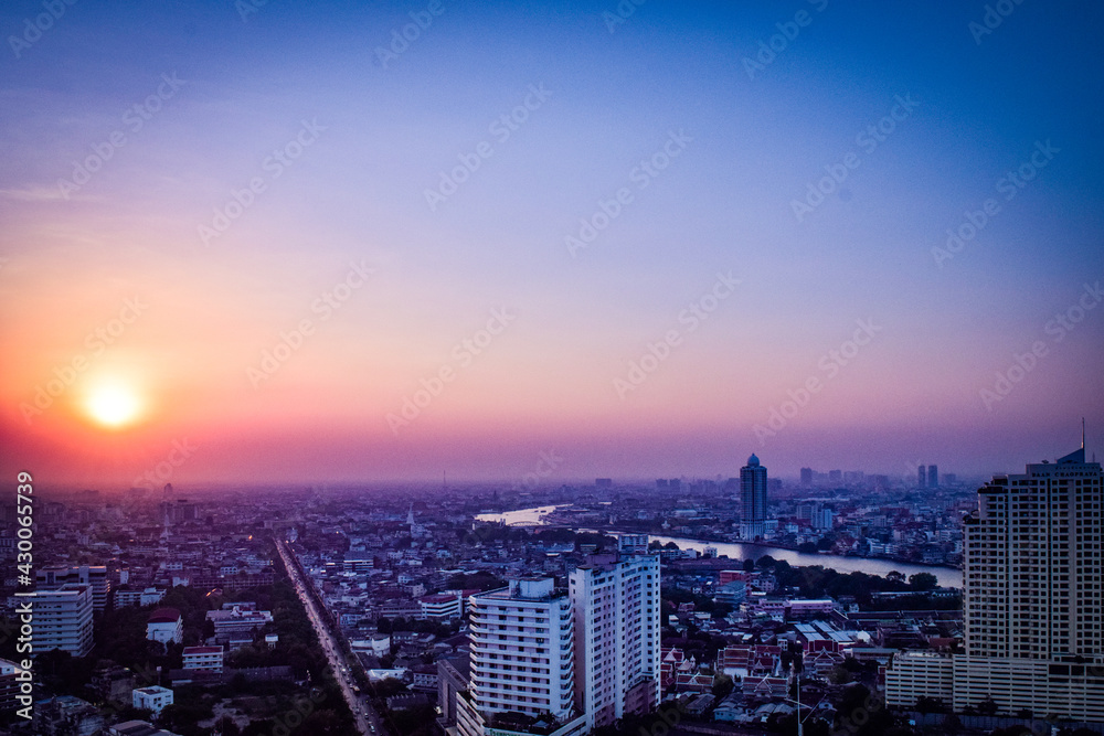 バンコクの夕暮れの情景