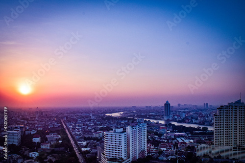 バンコクの夕暮れの情景 © C.Y.やまざきちよこ