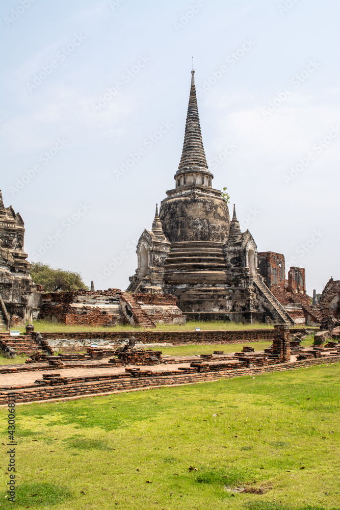 Fototapeta premium Old pagodas within Wat Phra Si Sanphet was the holiest temple in Ayutthaya that is ancient capital of Thailand
