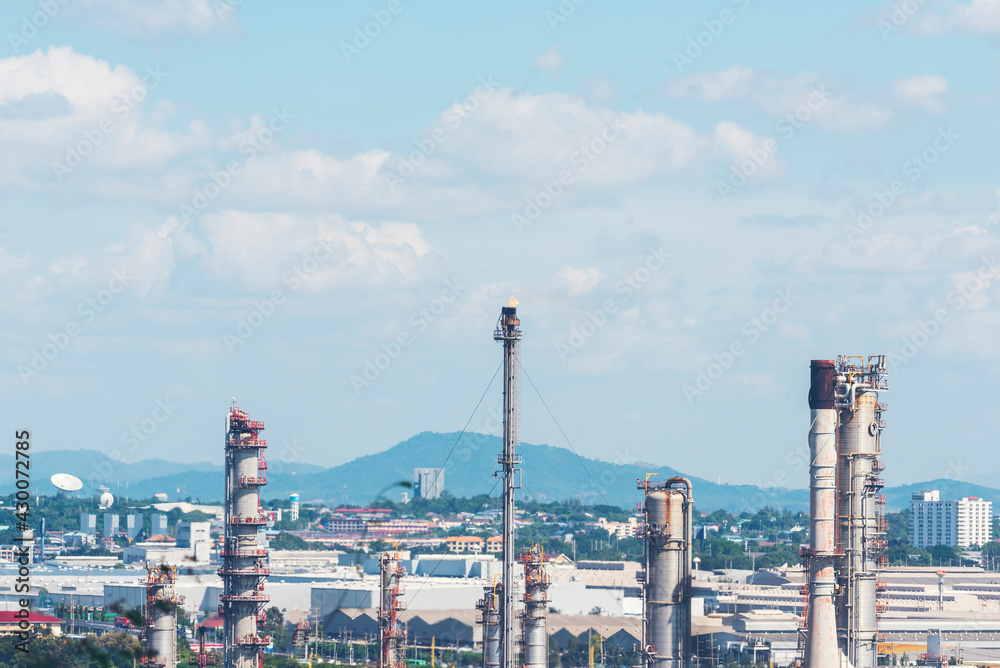 Obraz premium Oil refinery gas petrol plant industry with crude tank, gasoline supply and chemical factory. Petroleum barrel fuel heavy industry oil refinery manufacturing factory plant. Refinery industry concept