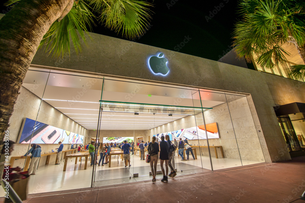 Apple Store South Beach, Miami, Apple Store on Lincoln road…