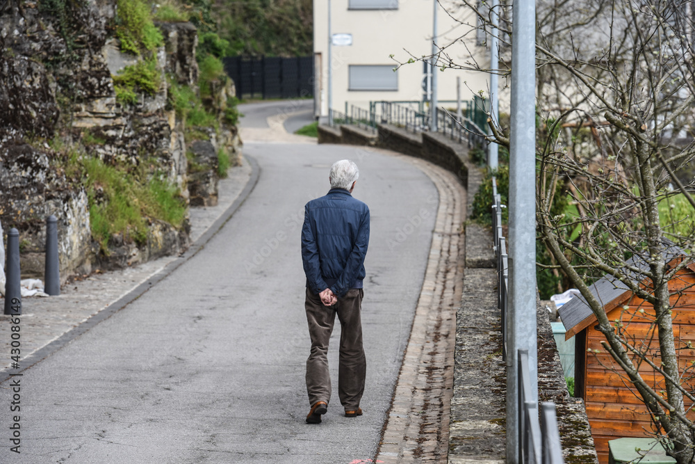 vieux senior age marche santé retraite pension