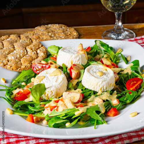 Rocket salad with goat cheese and honey dressing