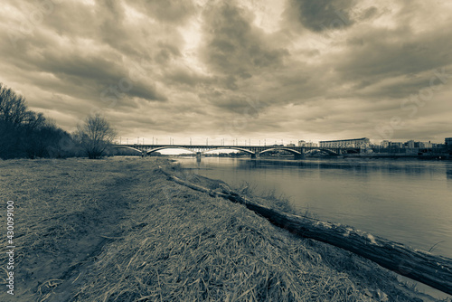 Warszawa, widok na most łazienkowski z prawego brzegu © piotr