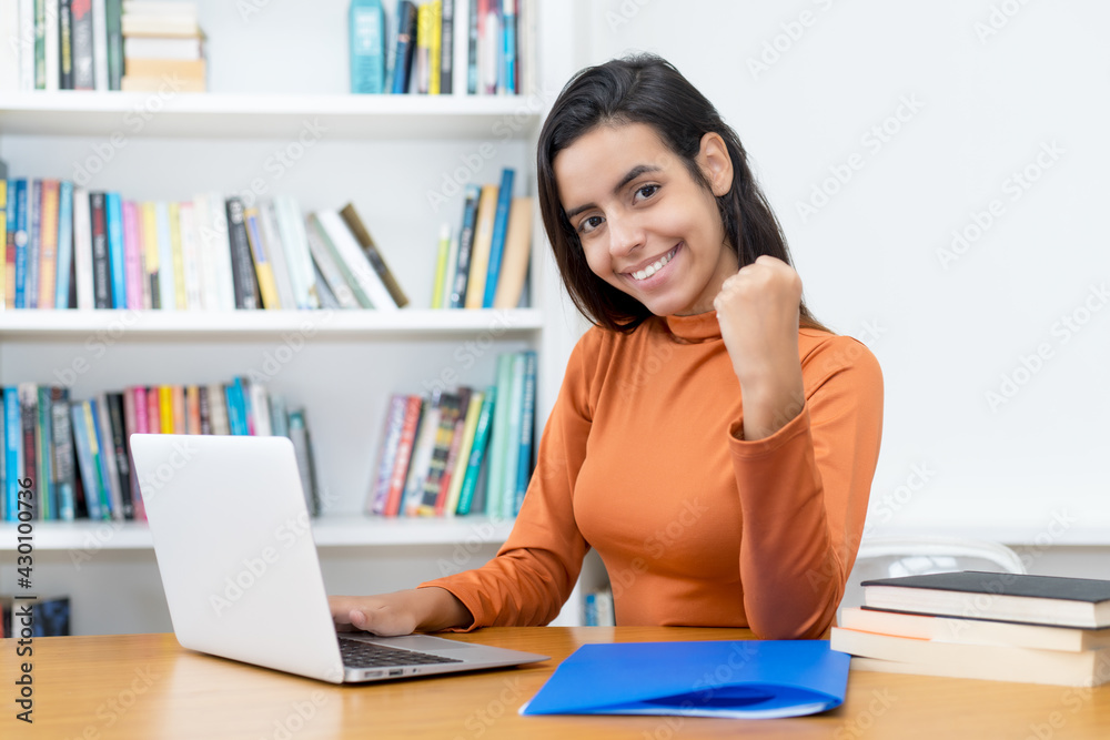 Junge Studentin hat Sprachkurs online bestanden Junge Studentin hat Sprachkurs online bestanden