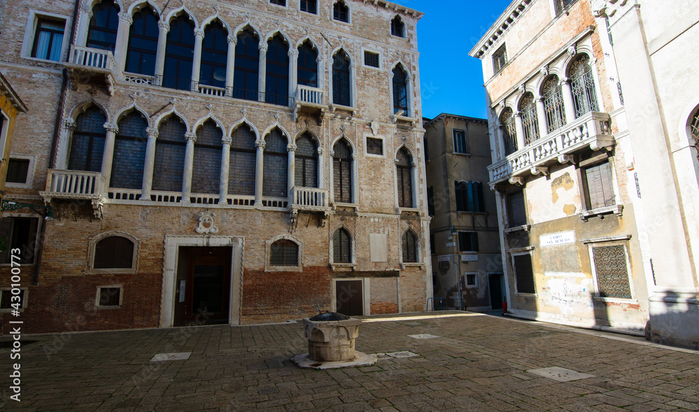 i bellissimi palazzi antichi della bella Venezia