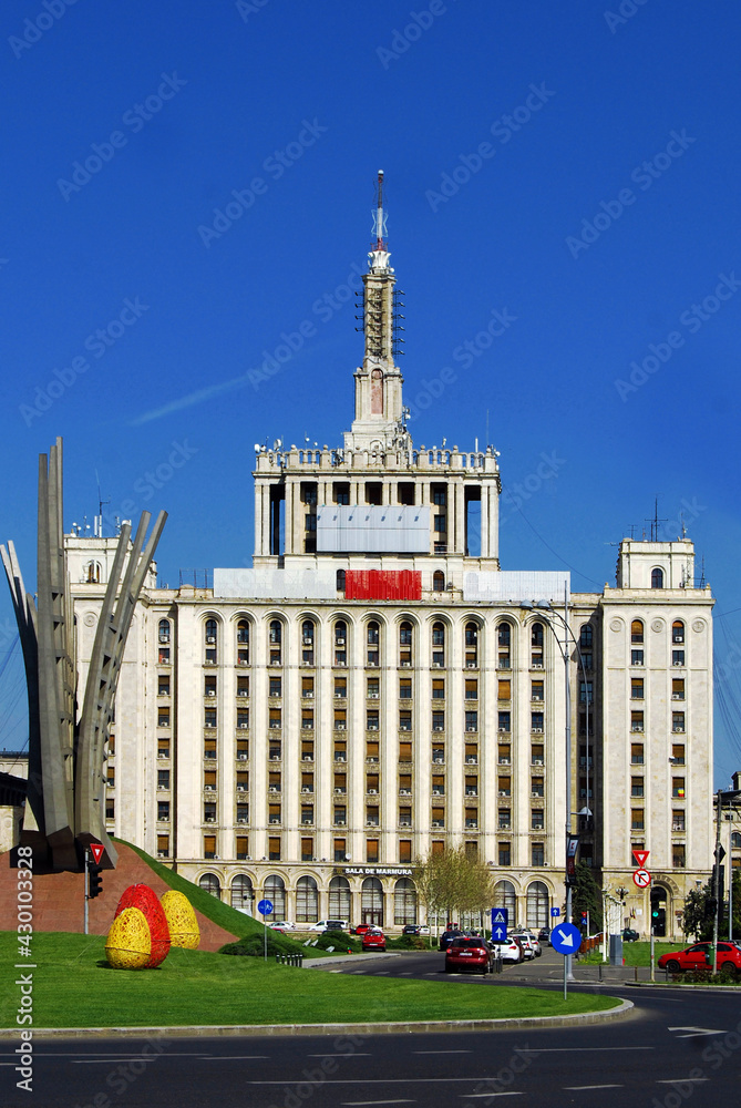 Obraz premium BUCAREST - Romania - Piata Presei – Il grattacielo era la sede di “Scinteia”, il giornale del Partito Comunista Rumeno ai tempi del regime comunista. Romania, Bucarest, grattacielo, giornale, partito 