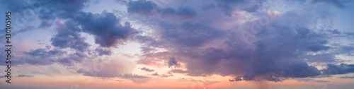 Panorama dramatycznego, żywego koloru z piękną chmurą wschodu i zachodu słońca. Obraz panoramiczny.