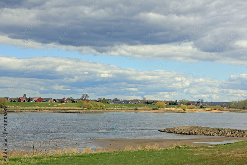 Hamburg-Vierlande: Häuser am Elbdeich mit Elbe Hamburg-Vierlande: Häuser am Elbdeich mit Elbe