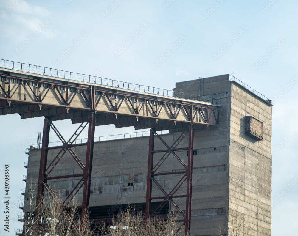 Fototapeta premium metal factory building on the background of a slightly cloudy sky