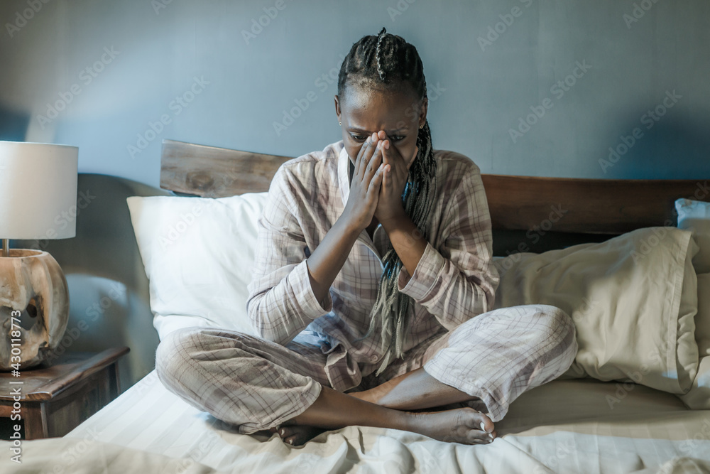 young African American girl at night suffering depression and insomnia -  attractive sad and depressed black woman thoughtful and depressed on bed  sleepless Stock-foto | Adobe Stock