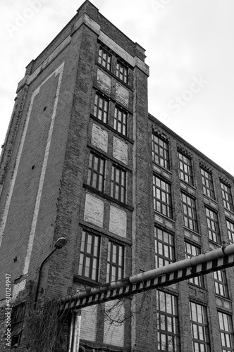 Stary budynek fabryki grożący zawaleniem 