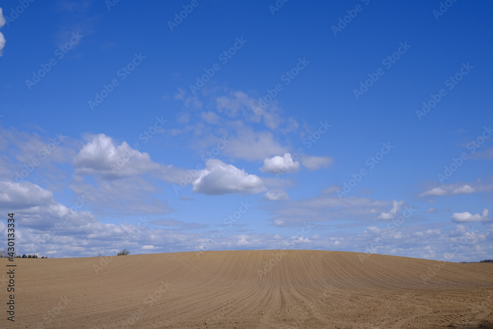 Landwirtschaftliche Fläche unter Wolkenhimmel