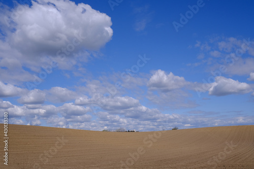 Acker unter norddeutschen Wolkenhimmel 