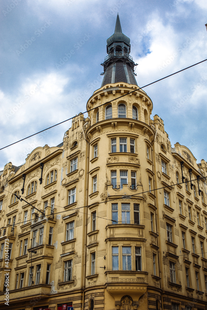 Obraz premium yellow corner building representing architecture of prague 