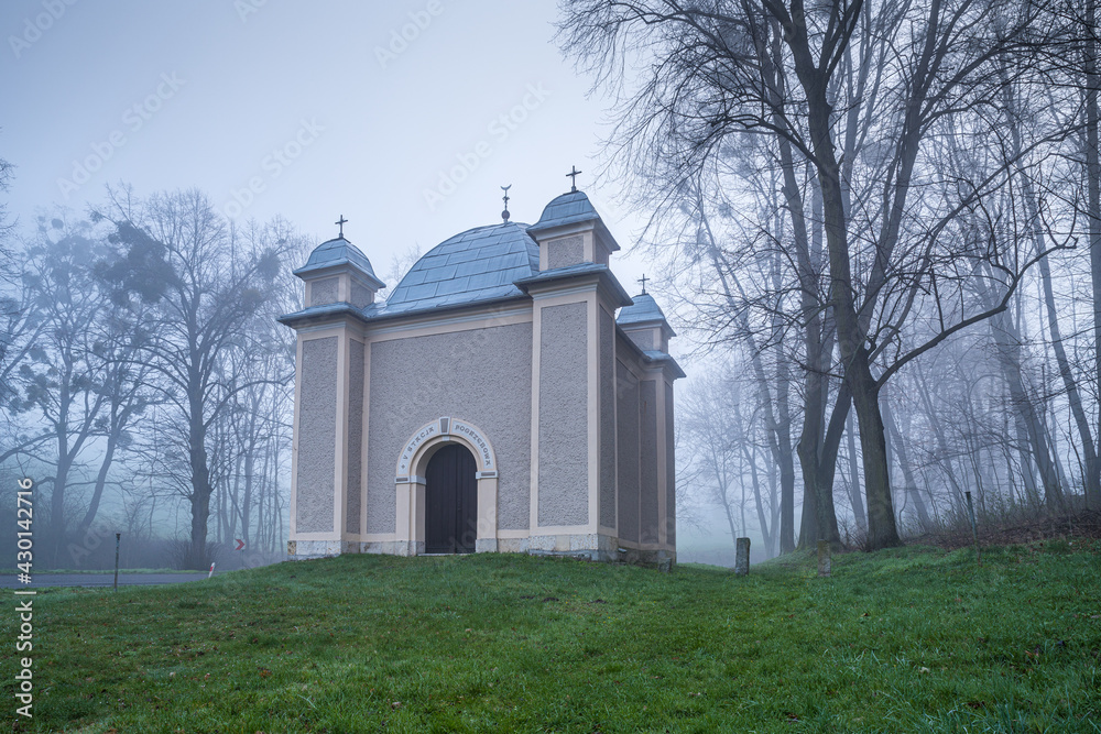 kapliczka kalwarii na Górze św. Anny w porannej mgle