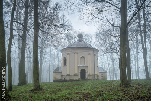 kapliczka kalwarii na Górze św. Anny w porannej mgle