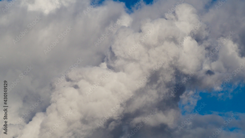 Ciel nuageux, occupé par des gros cumulus aux contours très nets (en raison d'une atmosphère pure) Ciel nuageux, occupé par des gros cumulus aux contours très nets (en raison d'une atmosphère pure)