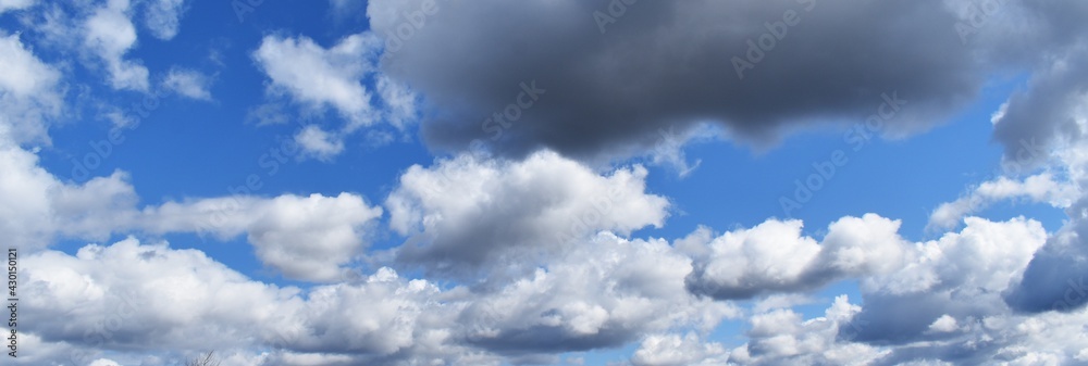 Obraz premium A cloudy sky on a spring day